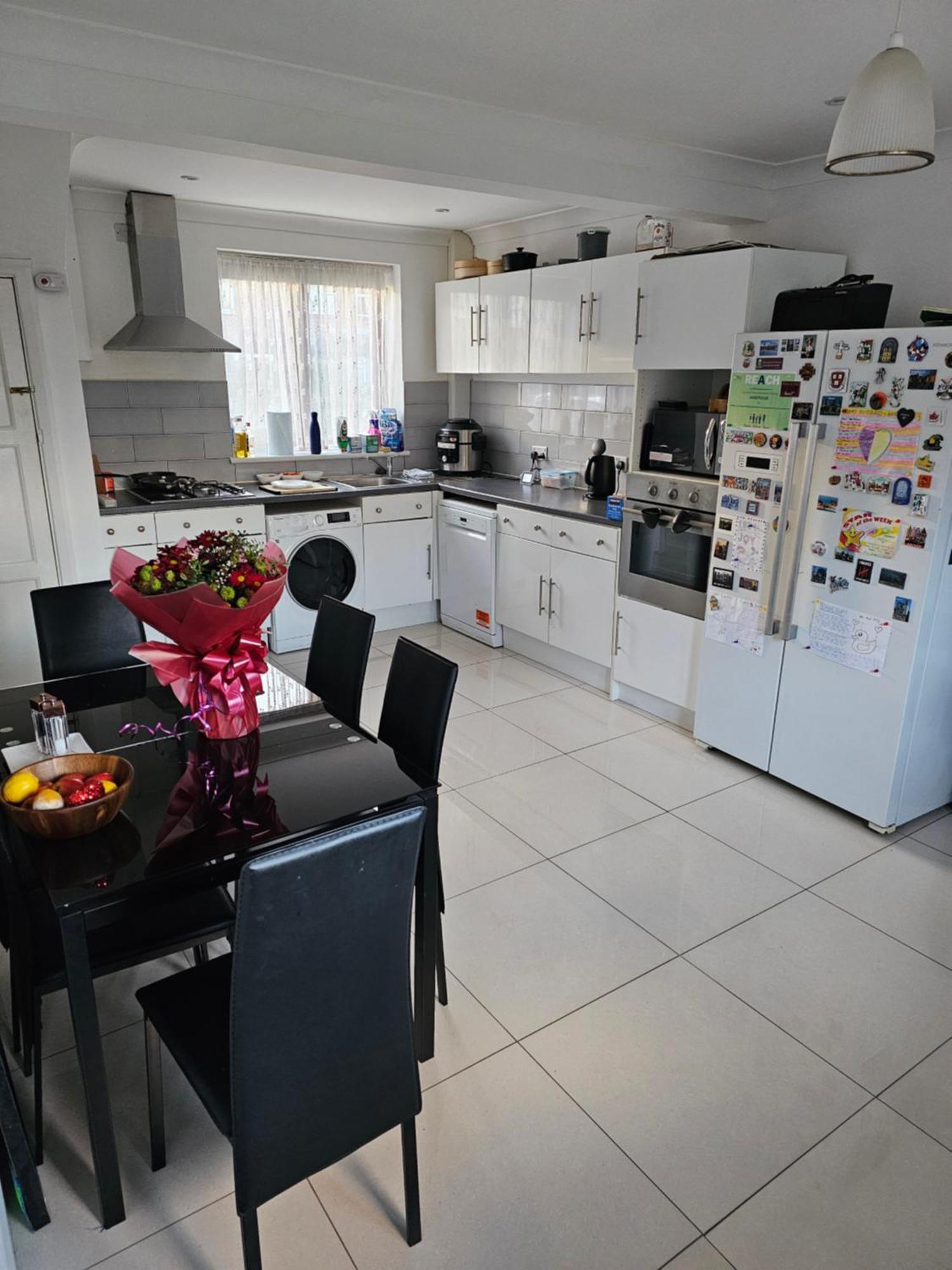 Spacious 30 Minutes To London Apartment