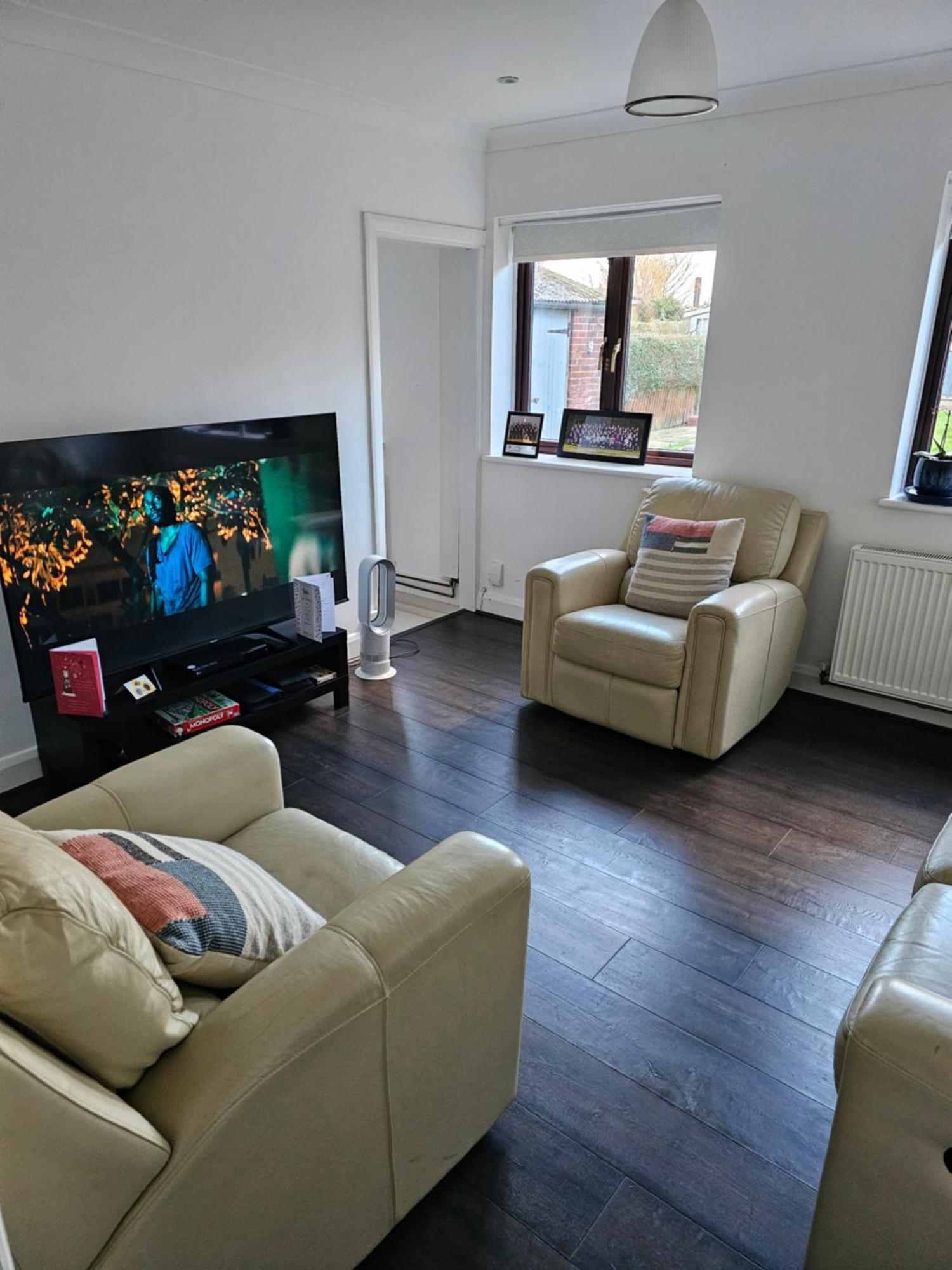 Spacious 30 Minutes To London Apartment